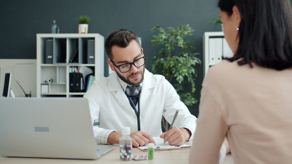 Schemat anatomiczny mięśni dna miednicy u mężczyzn